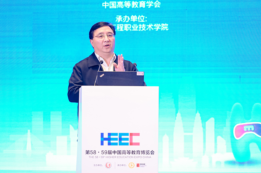 重庆工程职业技术学院副院长刘铭作报告.jpg