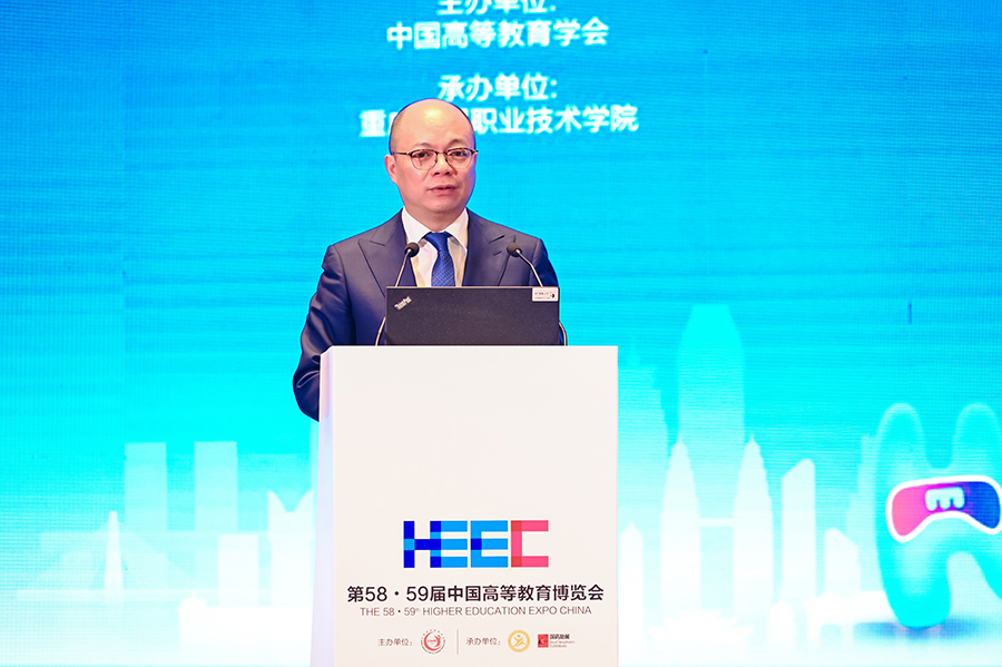 中国教育国际交流协会副秘书长余有根作报告.jpg