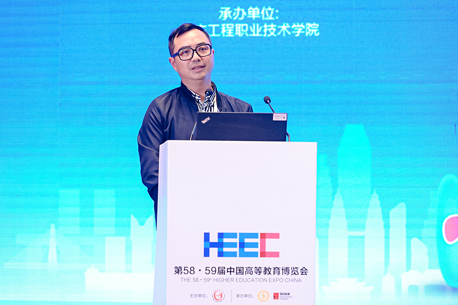 成都纺织高等专科学校智能制造与装备学院院长罗纲作报告.jpg