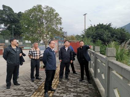 和云阳县云阳镇党政领导讨论镇建设规划.jpg