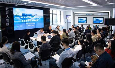 伍小兵院长与国培学员们针对校企合作办学问题进行交流（照片来源大数据与物联网学院全球赛事直播即时足球比分篮球比分体育投注）