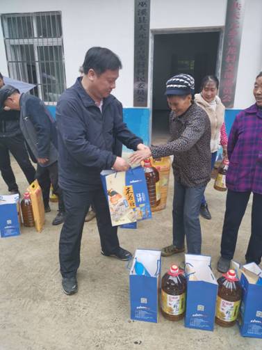 发放慰问品.jpg